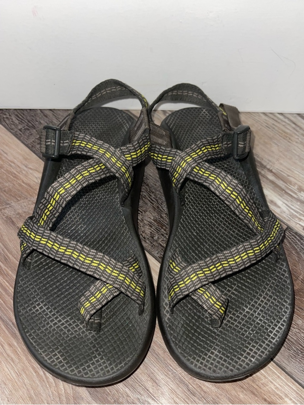 Men's CHACO Classic Z/2 Gray Yellow Toe Loop Sandals Hiking River US 11